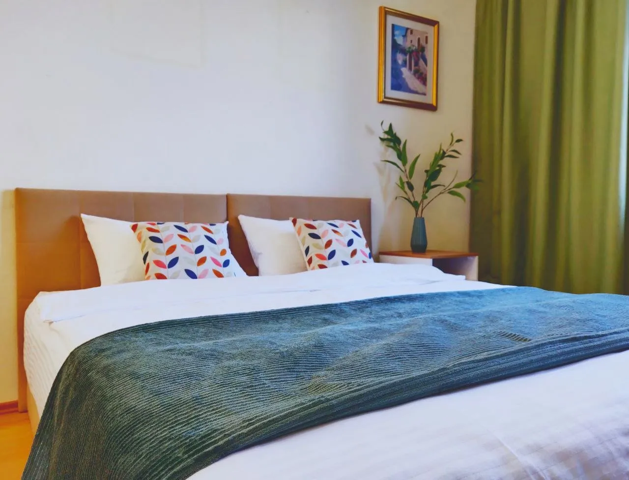 Квартира с большой кроватью и рабочим столом в 3 минутах пешком от метро — xl.webp