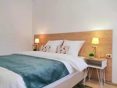 2 минуты пешком до метро, 2 изолированные спальни, рабочий стол — sm.webp