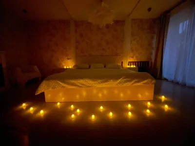Люкс с джакузи, камином и огромной кроватью — sm.webp