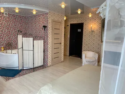 Люкс с джакузи, камином и огромной кроватью — sm.webp