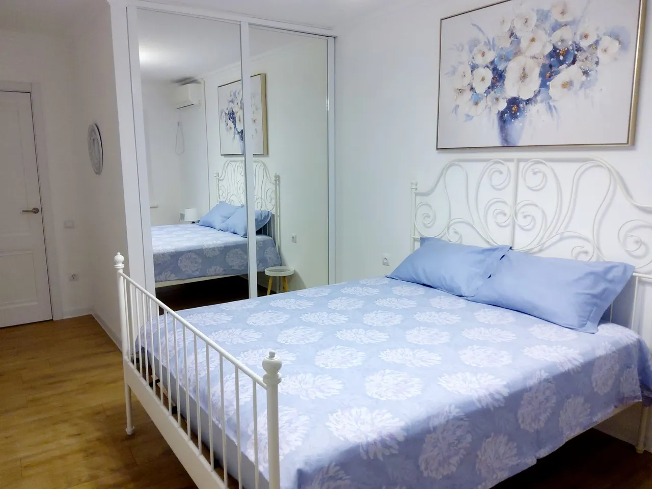 Светлая квартира с видом на море — xl.webp