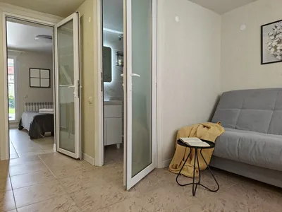 Апартаменты с кухней и террасой с видом на сад. — sm.webp