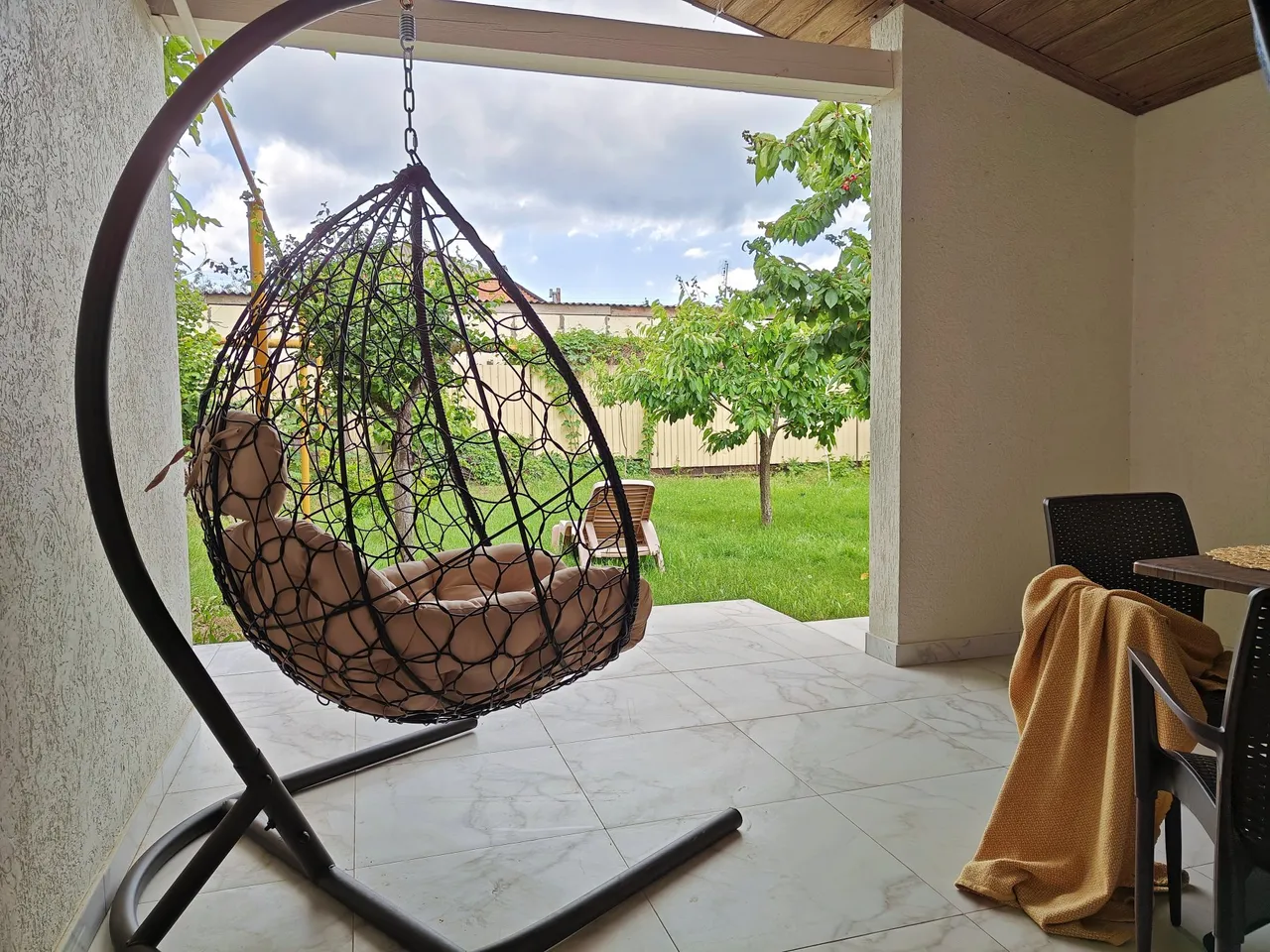 Апартаменты с кухней и террасой с видом на сад. — xl.webp