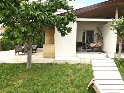 Апартаменты с кухней и террасой с видом на сад. — sm.webp