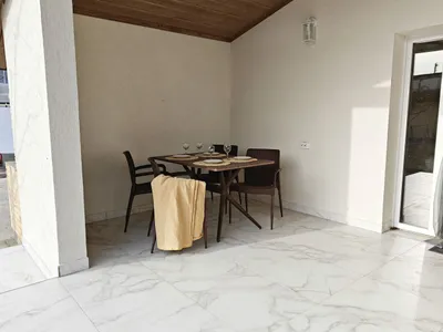 Апартаменты с кухней и террасой с видом на сад. — sm.webp