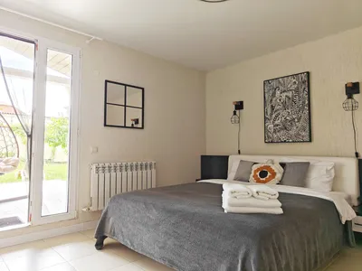 Апартаменты с кухней и террасой с видом на сад. — xl.webp