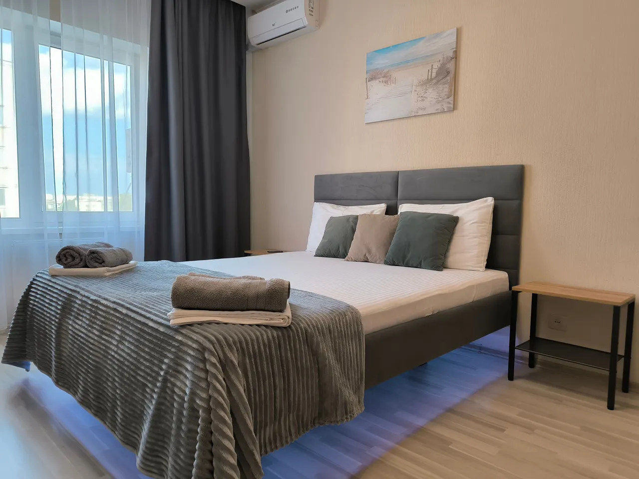 У пляжа на 5 спальных мест в современном комплексе — xl.webp