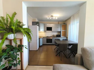 У пляжа на 5 спальных мест в современном комплексе — sm.webp