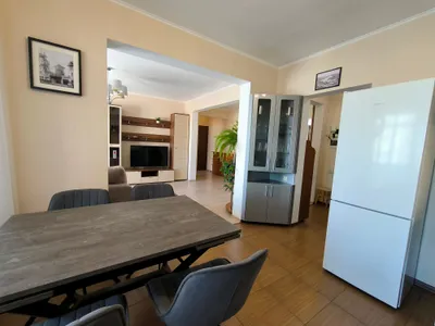 У пляжа на 5 спальных мест в современном комплексе — sm.webp