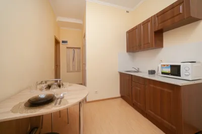 Светлая студия с большими окнами — sm.webp