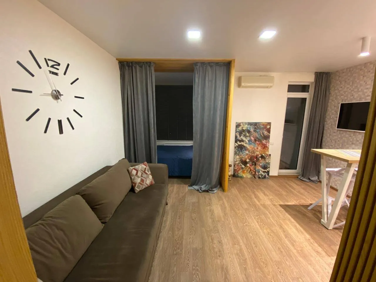 Чистая, уютная студия, с новым ремонтом и современной бытовой техникой. — xl.webp