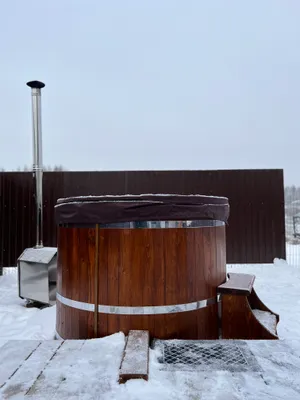 Дом шалаш с купелью, возле озера — sm.webp