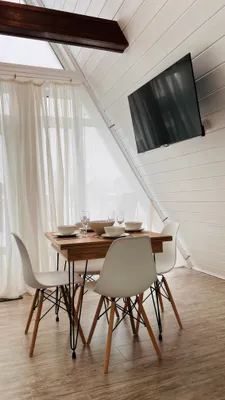 Дом шалаш с купелью, возле озера — sm.webp