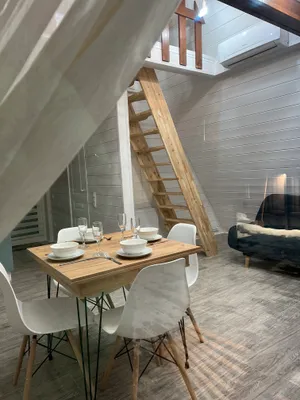 Дом шалаш с купелью, возле озера — sm.webp