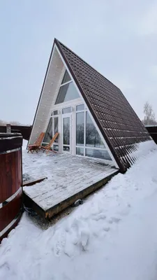 Дом шалаш с купелью, возле озера — sm.webp