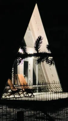 Дом шалаш с купелью, возле озера — sm.webp