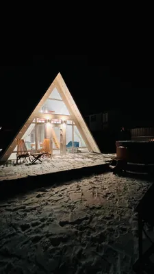 Дом шалаш с купелью, возле озера — sm.webp