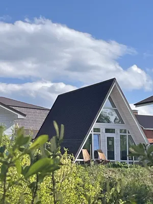 Дом шалаш с купелью, возле озера — sm.webp