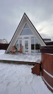 Дом шалаш с купелью, возле озера — sm.webp