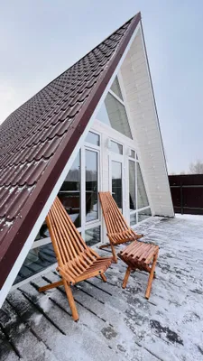 Дом шалаш с купелью, возле озера — sm.webp