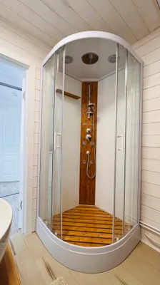 Дом шалаш с купелью, возле озера — sm.webp