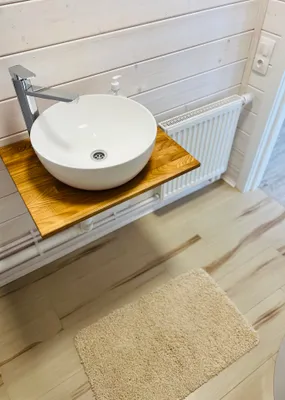 Дом шалаш с купелью, возле озера — sm.webp