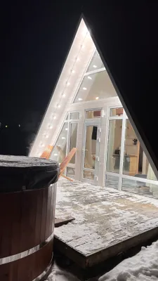 Дом шалаш с купелью, возле озера — sm.webp