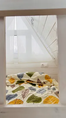 Дом шалаш с купелью, возле озера — sm.webp