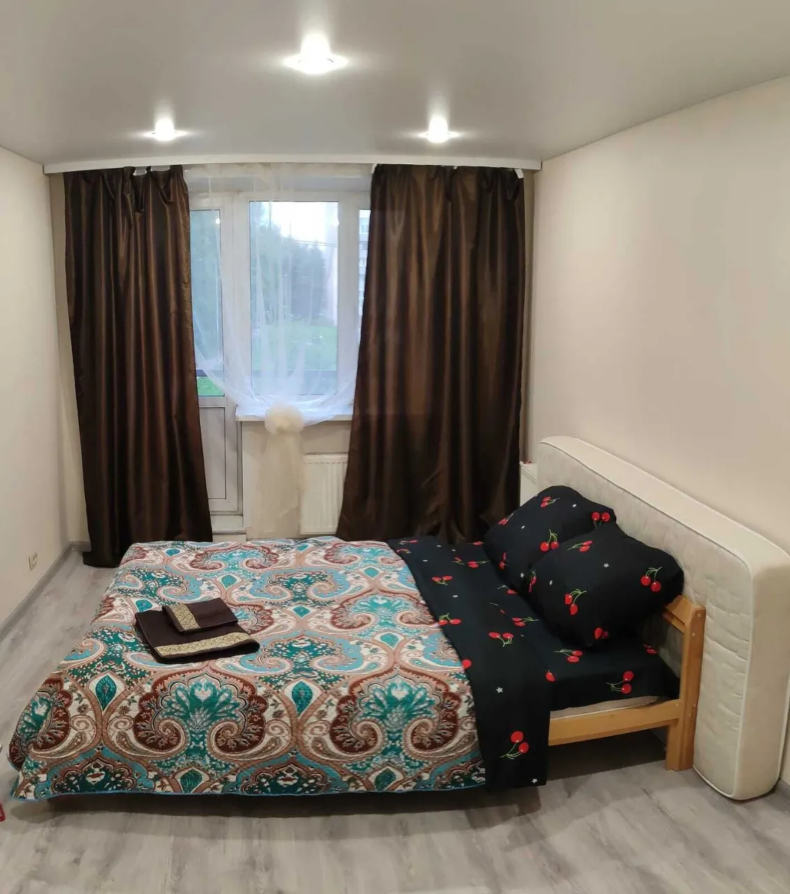 Теплая уютная комната в современной евроотделке — xl.webp