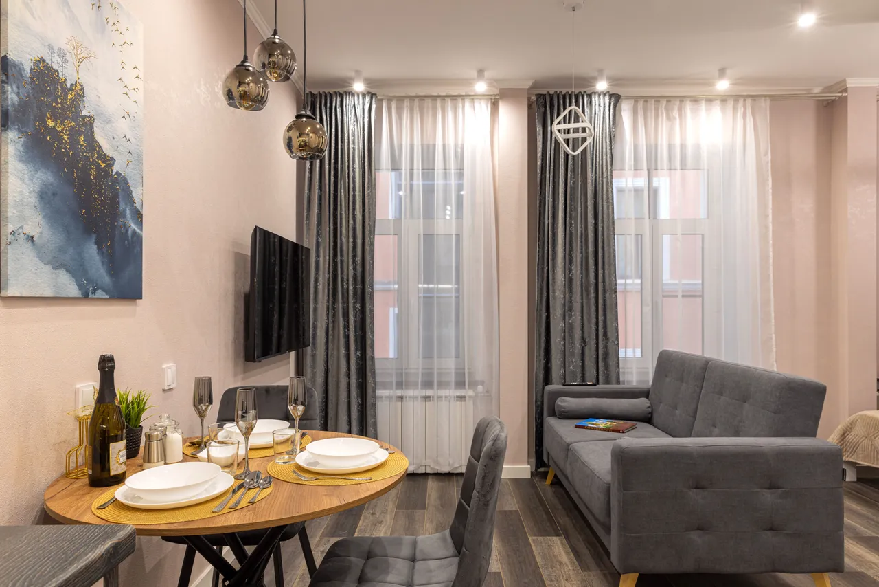 Дизайнерская студия FEEL AT HOME на три окна у Невского проспекта — xl.webp