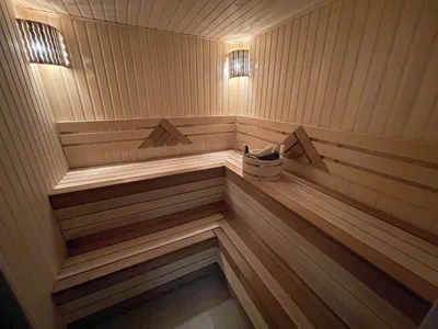Деревянный коттедж у леса — sm.webp