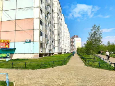 Комфортная квартира с двуспальным кроватью и диваном — sm.webp