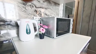 Евродвушка с видом на посадочную полосу — sm.webp