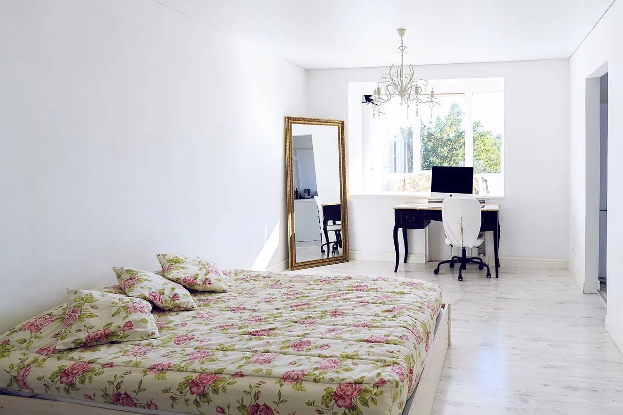 White studio — xl.webp