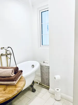 White studio — sm.webp