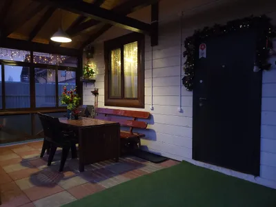 Коттедж №2. Сауна, камин. Вид во внутренний двор. — sm.webp