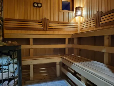 Коттедж №2. Сауна, камин. Вид во внутренний двор. — sm.webp